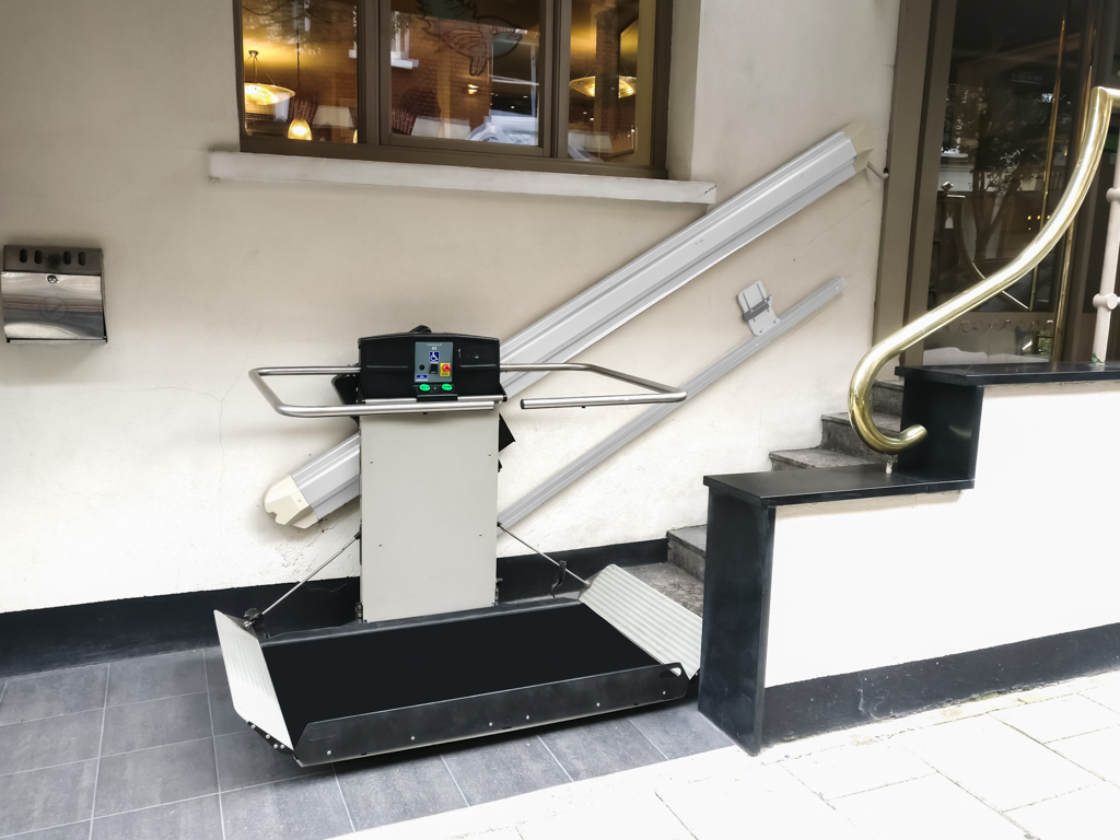 plattformlift-gerade-Treppe-Beispiel