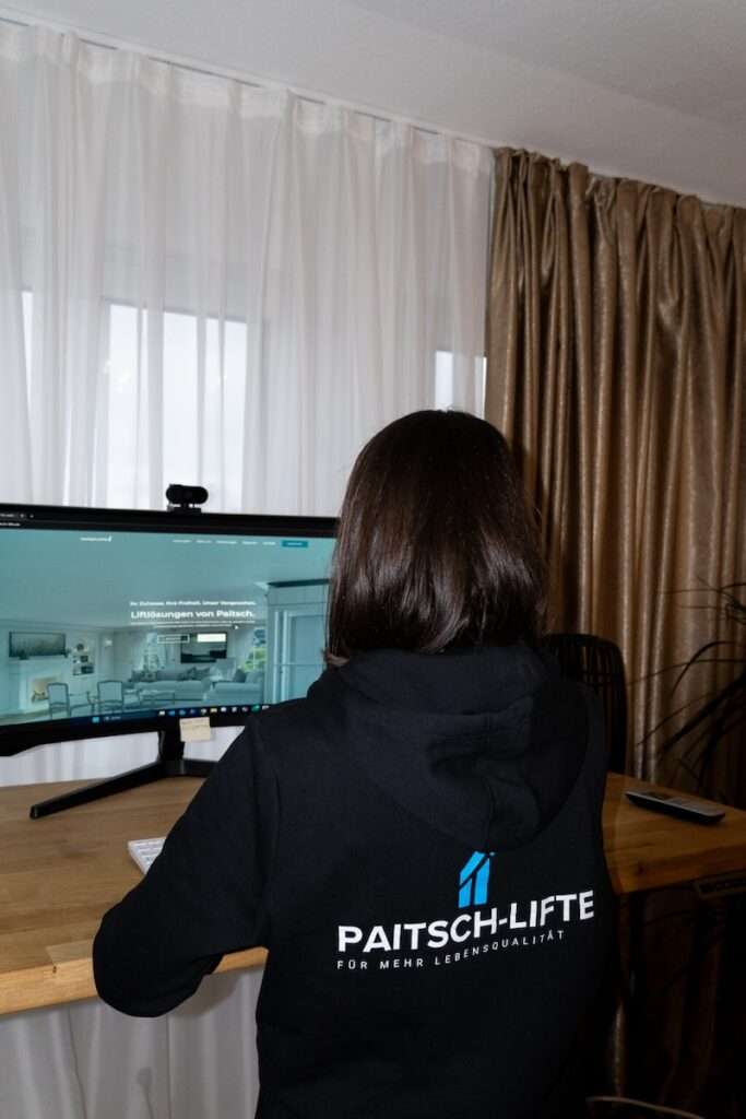 Mitarbeiterin von Paitsch Lifte im Innendienst bei der Kundenberatung am Computer
