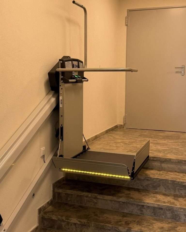Projekte Ausgeklappter Plattformlift von Paitsch-Lifte im Rathaus Neusitz, Wandmontage an einer Steintreppe für Rollstuhlfahrer.