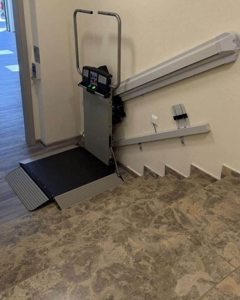 Projekte Barrierefreier Rollstuhllift mit seitlicher Auffahrt und angepasster Plattform im öffentlichen Gebäude in Neusitz.