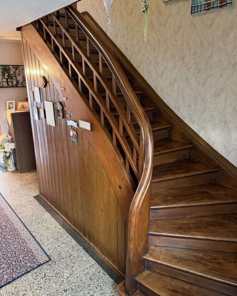 Projekte Blick von oben hinab auf die steile und geschwungene historische Holztreppe, die dank Paitsch Lifte nun barrierefrei ist.