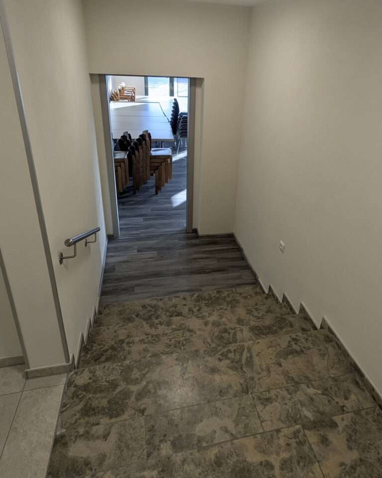 Projekte Blick von oben auf den Treppenbereich im Rathaus der Gemeinde Neusitz vor dem Einbau der Liftanlage.