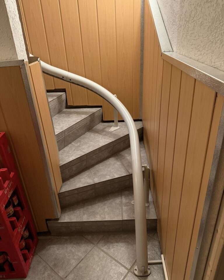 Projekte Maßgeschneiderter Kurventreppenlift auf einer sehr engen und steilen Fliesentreppe in einem Wohnhaus in Arzberg.