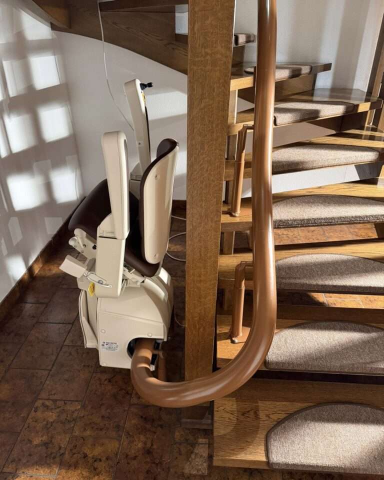 Projekte Unterer Einstieg des Paitsch Treppenlifts. Die Stützen wurden trotz Fußbodenheizung nach exakter Leitungsmessung sicher im Boden verankert.