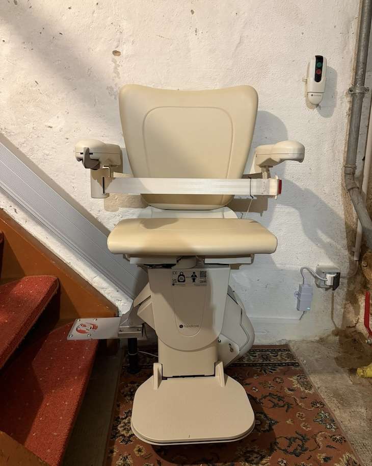 Projekte Platzsparender, hochklappbarer Paitsch Treppenlift in einem sehr engen Treppenhaus mit 74 cm Breite in Heilbronn.