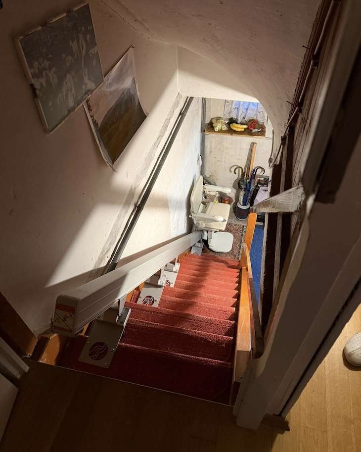 Projekte Massangefertigter Treppenlift führt durch ein enges Treppenhaus in Heilbronn, montiert trotz schwieriger Platzverhältnisse.