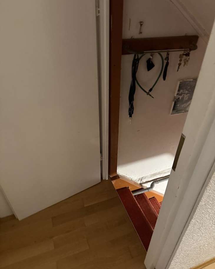 Projekte Oberer Ausstiegsbereich des Treppenlifts in Heilbronn direkt an einer Wohnungstür, gelöst durch eine präzise technische Sonderplanung.