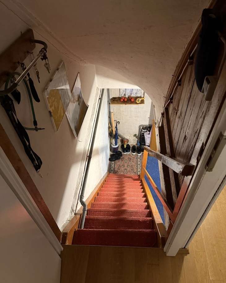 Projekte Blick von oben in ein enges Treppenhaus in Heilbronn mit einer Treppenbreite von nur 74 cm