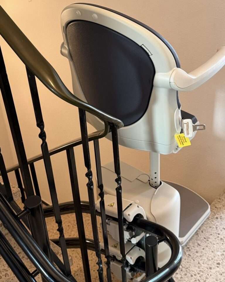 Projekte Treppenlift als komfortabler Sitzlift und Stehlift mit schwarzem Doppelrohr-Schienensystem an einer Wendeltreppe in Heilbronn.