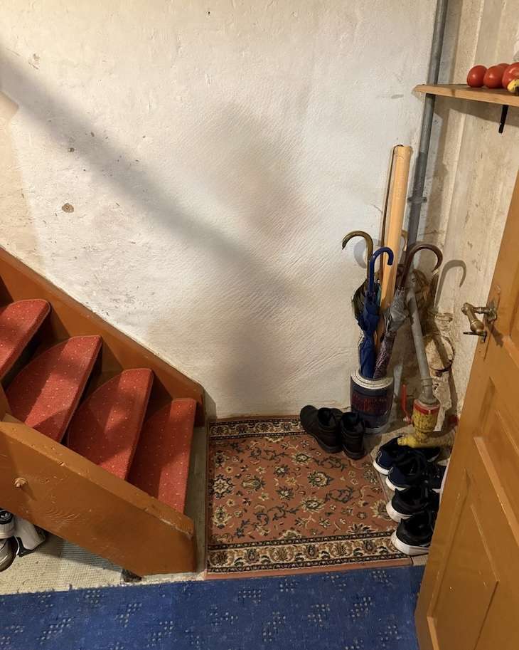 Projekte Detailansicht der Treppe bei einer engen Tür- und Gasleitungssituation in Heilbronn.