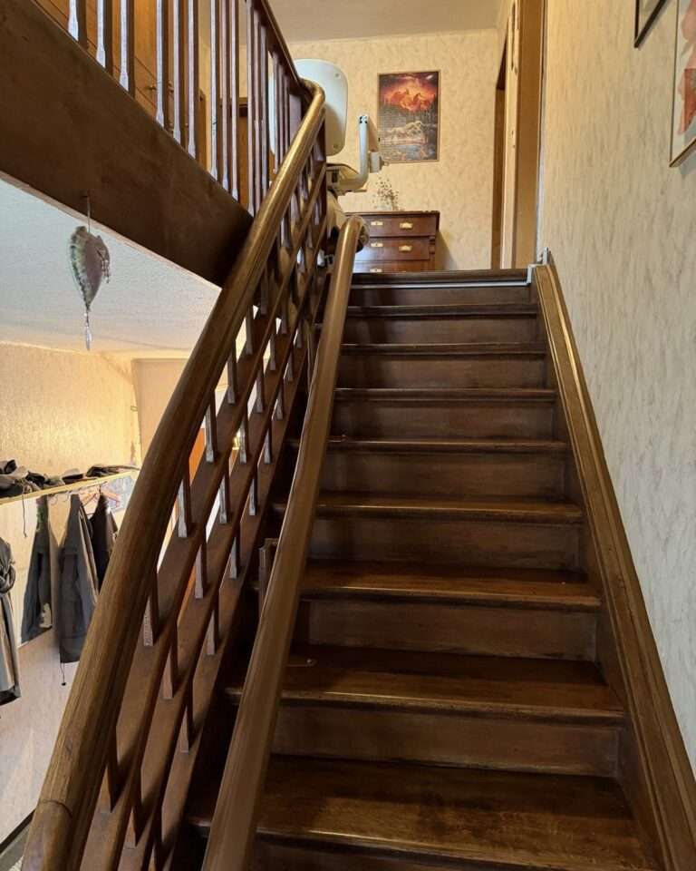 Projekte in neuer Treppenlift von Paitsch Lifte montiert auf einer steilen, historischen Holztreppe in einem alten Bauernhaus in Uffenheim.