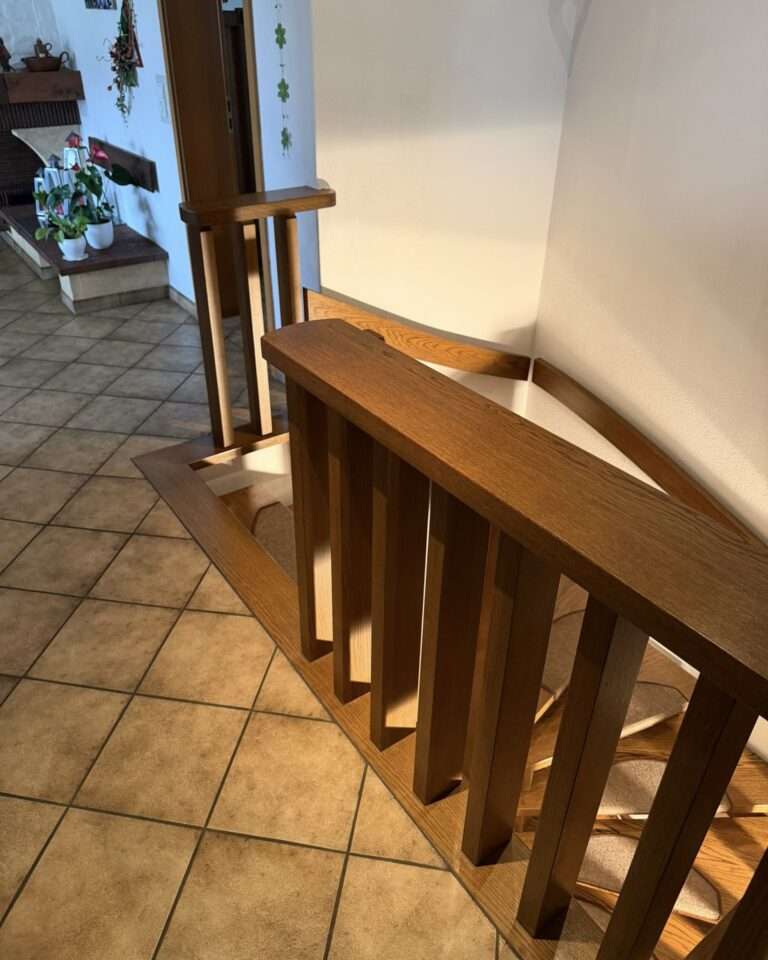 Projekte Blick von oben auf eine gewendelte Holztreppe im Wohnbereich vor der Montage eines Treppenlifts von Paitsch Lifte.