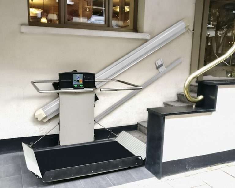 Montierter gerader Plattformlift von Paitsch-Lifte mit ausgeklappter Plattform an einer Außentreppe.